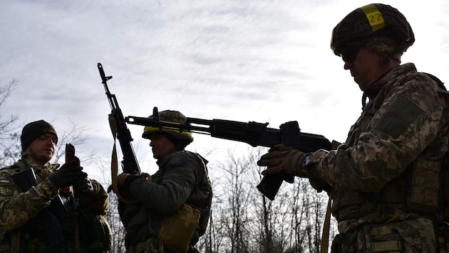 Training of Ukrainian soldiers in Zaporizhia (Bild: APA/AFP/PRESS SERVICE OF THE 65TH MECHANIZED BRIGADE OF UKRAINIAN ARMED FORCES)