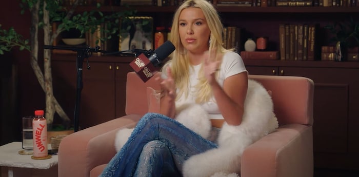 Millie Bobbie Brown passt Pamela Andersons Jeans wie angegossen.