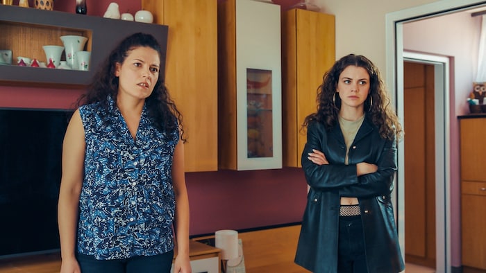 Sandra Tichy (Claudia Kottal) und Jenny (Anja Pichler) leben rustikal im Wiener Gemeindebau.
