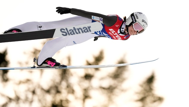 Nika Prevc flog in Vikersund 236 Meter weit. (Bild: AP/ASSOCIATED PRESS)