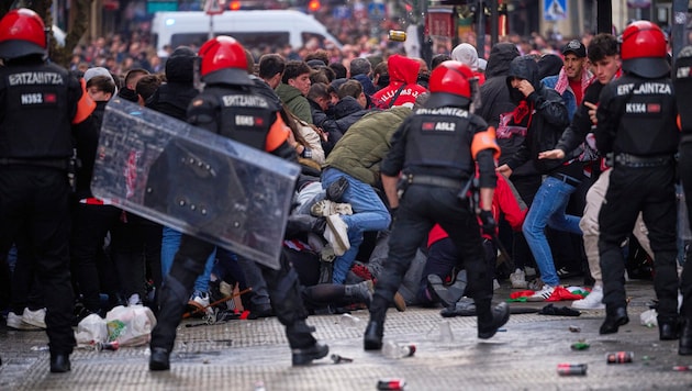 Bereits vor dem Spiel kam es in Bilbao zu Ausschreitungen. (Bild: AP/Copyright 2025 The Associated Press. All rights reserved)