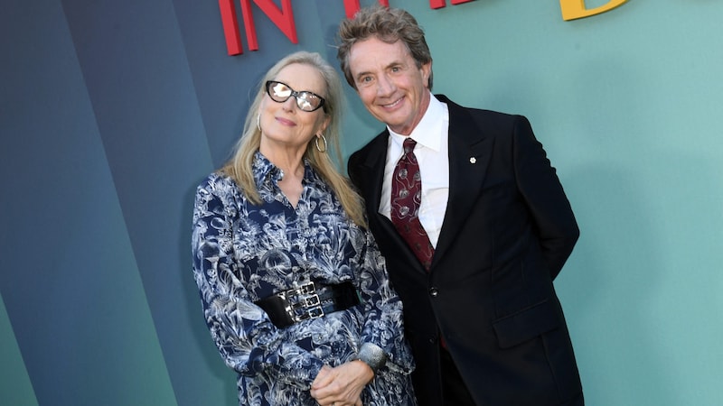 Dass bei Meryl Streep und Martin Short die Chemie stimmt, sieht man sofort. Die beiden sollen seit „weit mehr als einem Jahr“ liiert sein. (Bild: APA/AFP/VALERIE MACON)