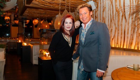 Schönbrunn, Sängerknaben und Klimt: Priscilla Presley will mit Intimus Dennis Jale in Österreich nicht „nur“ Fans treffen. (Bild: Chaluk/Lukas Charwat)
