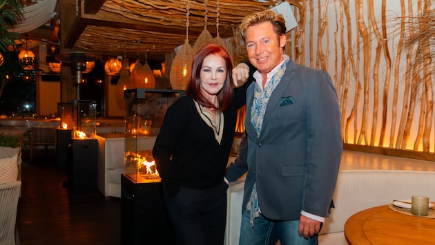 Schönbrunn, Sängerknaben und Klimt: Priscilla Presley will mit Intimus Dennis Jale in Österreich nicht „nur“ Fans treffen. (Bild: Chaluk/Lukas Charwat)