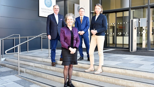 Der amtierende Rektor Wolfgang Fleischhacker (li.) mit seinem aktuellen Team aus den Vize-Rektorinnen Christine Bandtlow (li.) und Birgit Hochenegger-Stoirer sowie Vize-Rektor Wolfgang Prodinger.  (Bild: MUI/D. Bullock)