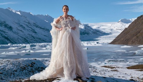Poleschinski schickt Grüße aus Island in einer Robe, die sie sich selbst auf den Leib schneiderte. (Bild: Oliver Rathschüler)