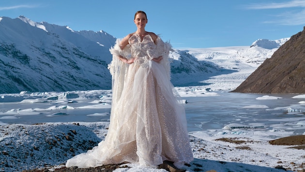 Poleschinski schickt Grüße aus Island in einer Robe, die sie sich selbst auf den Leib schneiderte. (Bild: Oliver Rathschüler)