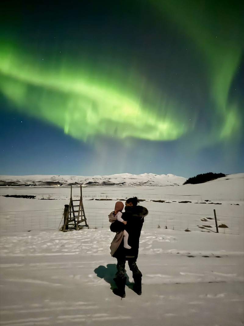 Longing for the northern lights: Poleschinski's husband Oliver Rathschüler with his daughter. (Bild: Eva Poleschinski)