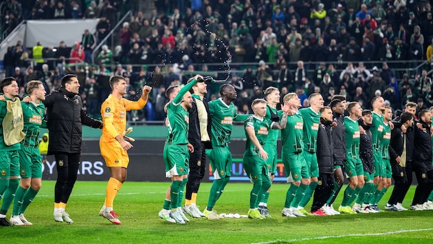 Rapids players celebrate reaching the quarter-finals of the Conference League. (Bild: APA/MAX SLOVENCIK)