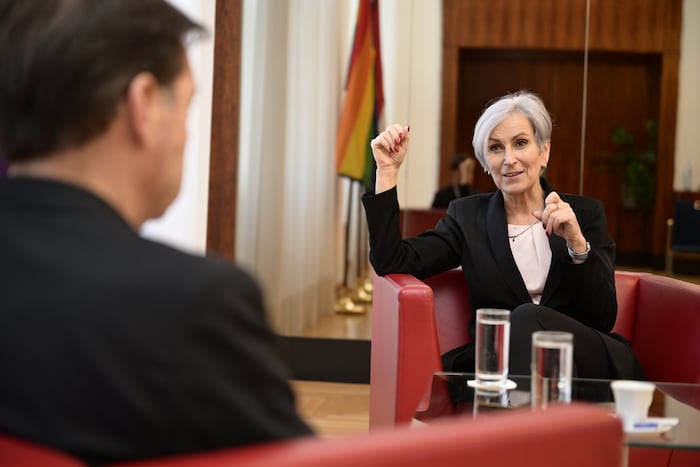 Der ÖAMTC wünscht sich von Justizministerin Sporrer mehr Handhabe gegen Parkplatz-Abzocker.