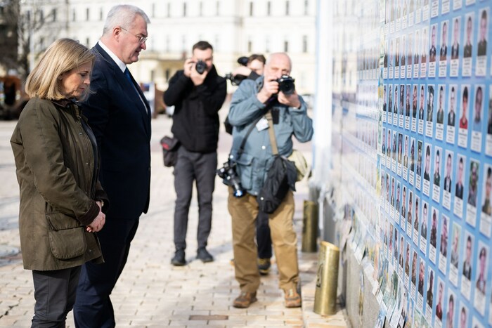 Blumenniederlegung vor der „Wand der gefallenen Helden“