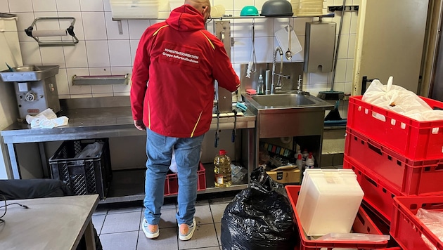 Unhygienische Zustände herrschten in dem illegalen Lagerraum eines Gastgewerbe- betriebs in der Leopoldstadt, darin wurde sogar geraucht. (Bild: Gruppe Sofortmaßnahmen)