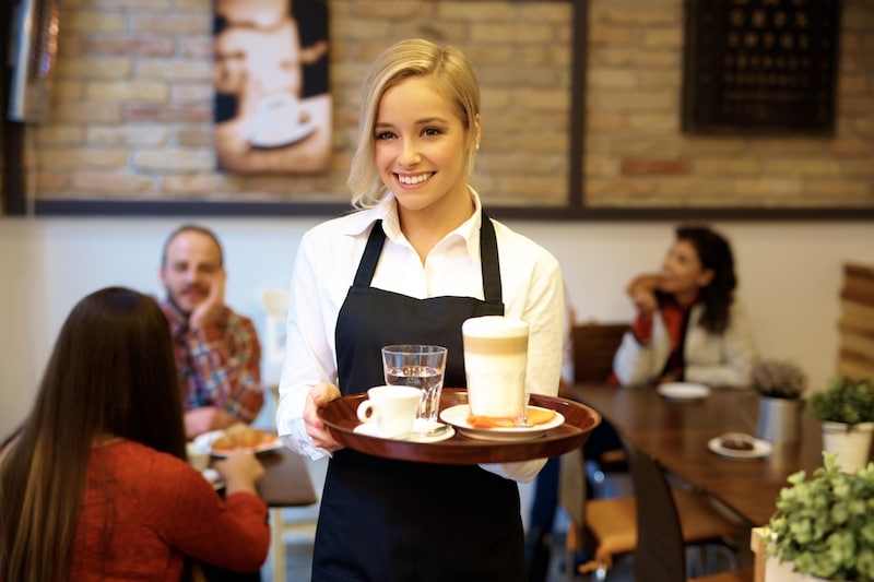 Viele Betriebe – wie auch Gastronomen – suchen händeringend nach Personal. Welche Lösung hat die Politik? (Bild: nyul - stock.adobe.com)