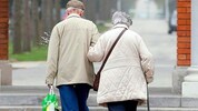 Für viele Senioren Realität: Rabattmarken entscheiden, ob frische Erdbeeren auf den Tisch ...