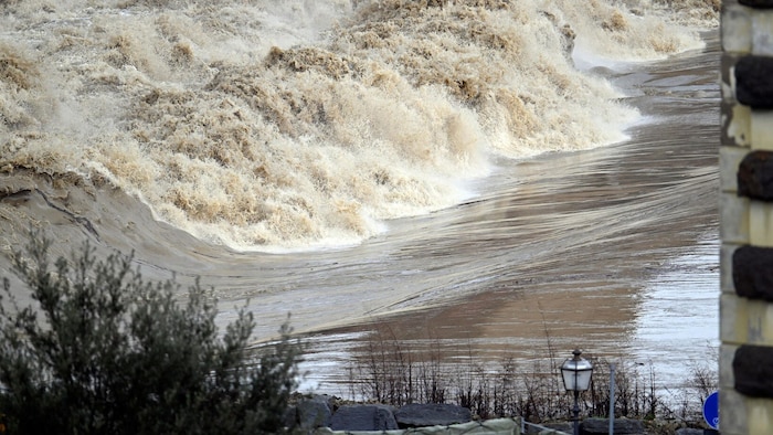 Der Fluss Arno erreichte in Pisa bereits einen Pegel von fünf Metern.