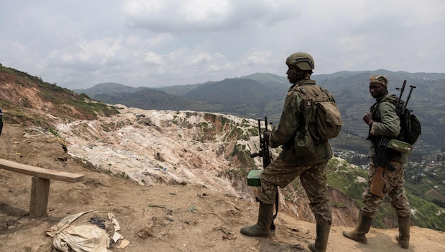 Here, in the Rubaya mines in the Congo, coltan is being mined. The presence of the military is no coincidence. (Bild: CAMILLE LAFFONT)