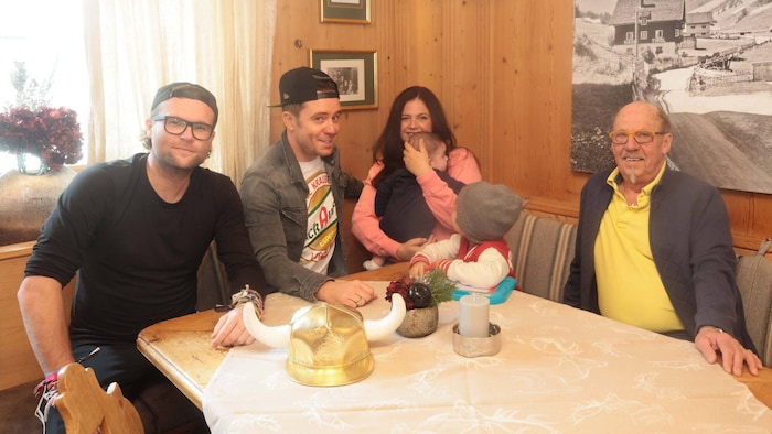 Gemütliches beieinander: Der Schlagersänger hier mit Großvater Poldi, Frau und Kindern (Leo und ...