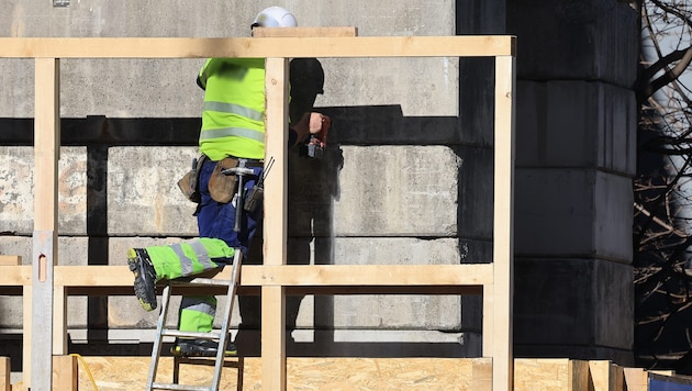 Mittels Rot-Weiß-Rot-Karte können ausländische Fachkräfte in Österreich arbeiten.