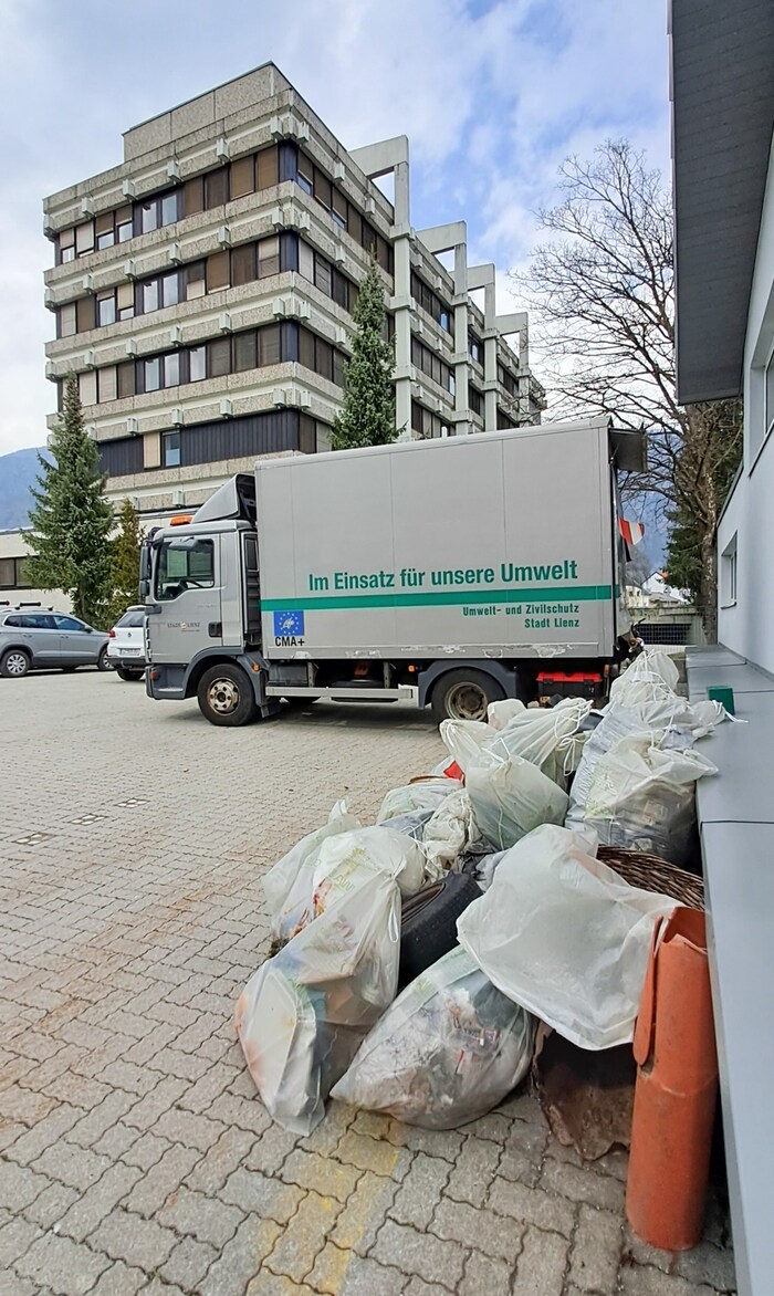 Mancherorts, wie etwa in Lienz, kommen viele gefüllte Müllsäcke zusammen.