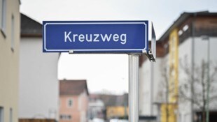 Rund um eine kleine Nebenstraße im Welser Stadtteil Lichtenegg gibt es derzeit viel Wirbel.