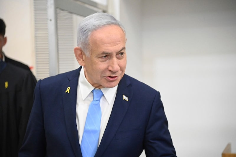 Israels Premier Benjamin Netanyahu traut den Ankündigungen der Hamas nicht so recht. (Bild: AP/APA)