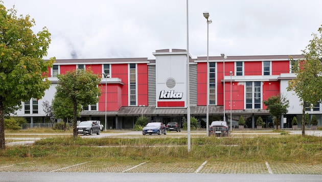 Neue Geschäfte und Indoor-Spielplatz sollen in das leer stehende Kika-Gebäude kommen. (Bild: Roland Hölzl)