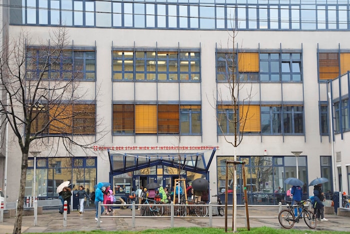 In Hernals sind zwei Schulen – für körperlich behinderte Kinder und sprachgestörte Kinder – ...