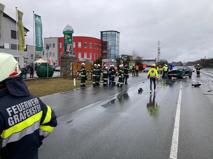 Zwei Personen wurden leicht verletzt, eine Beifahrerin musste schwer verletzt ins Spital ...