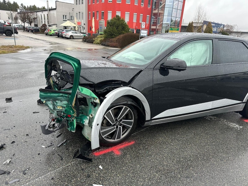 The two vehicles collided sideways. (Bild: Freiwillige Feuerwehr Grafenstein)