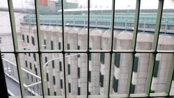 Hinter Gittern wurde einem jungen Mann ein unfreiwilliges Peckerl verpasst.