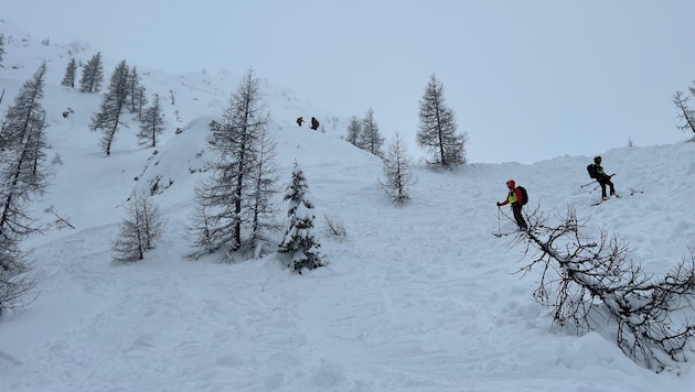 Derzeit gilt Lawinenwarnstufe 3 bis 4 – am Nassfeld ging am Freitag eine Lawine ab, die auch über eine Piste rollte. (Bild: Ara Flugrettung)