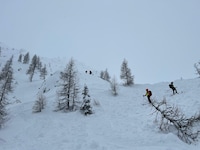 Derzeit gilt Lawinenwarnstufe 3 bis 4 – am Nassfeld ging am Freitag eine Lawine ab, die auch über eine Piste rollte. (Bild: Ara Flugrettung)