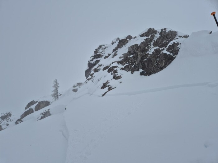 Ein Riss im Schnee, und in überraschend schnellem Tempo gehen Schneemassen zu Tal – im ...