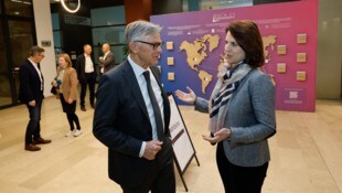 Buchmüller und ÖVP-Chefin Edtstadler besprachen das Minus.