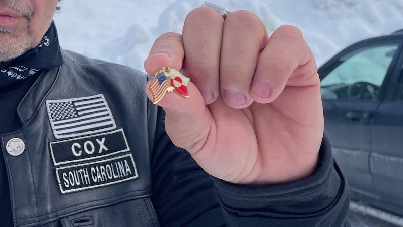 Cox shows the "Krone" the self-made pin for the "alliance" between the USA and Greenland. (Bild: Brandl Gregor)