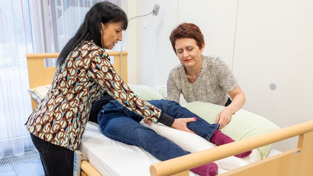 Sabine Krames (training manager and trainer) shows Nina Utts (participant in the home helpers' training course) how to position bedridden people correctly. (Bild: photonews.at/Anna Rauchenberger)