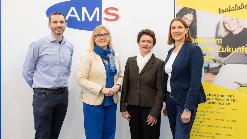 Florian Stummelreiter from the Tralalobe association with Sandra Kern, Nina Utts and Veronika Haschka (trainer for home helpers). (Bild: photonews.at/Anna Rauchenberger)