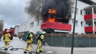 Zwei Balkone fingen Feuer. (Bild: ZOOM Tirol)