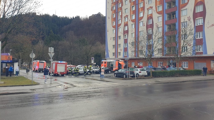 Im achten Stock dieses Hochhauses brach Feuer aus.