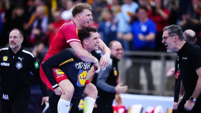 Keeper Consti Möstl schulterte vor lauter Freude Lukas Hutecek.