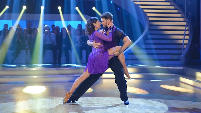 Julia Cencig und Patrick Seebauer konnten mit ihrem Cha-Cha-Cha 20 Punkte einheimsen. (Bild: ORF/Hans Leitner)