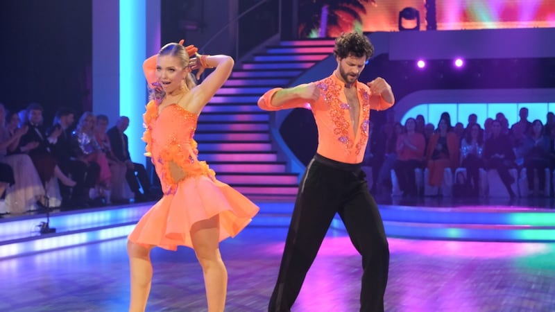 Aaron Karl danced a samba with professional partner Katya Mizera. (Bild: ORF/Hans Leitner)