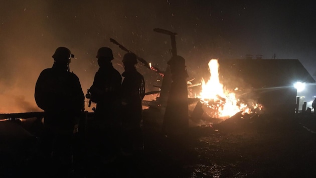 Zwischen 150 und 200 Florianis standen im Einsatz (Bild: FF Winklern)