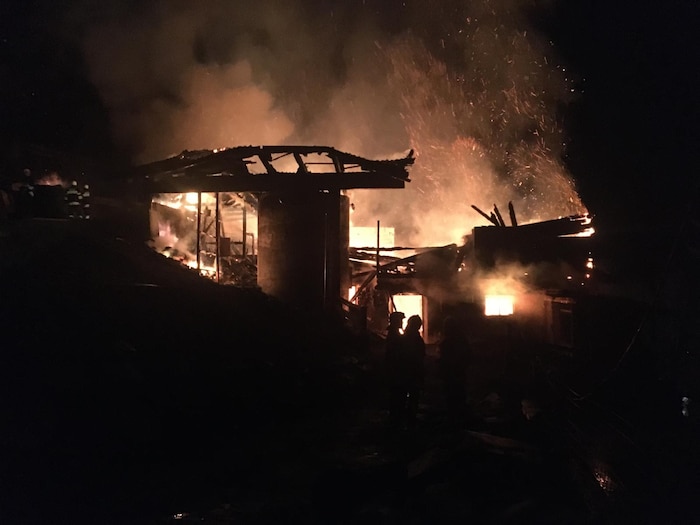 Das Wirtschaftsgebäude stand in Flammen.