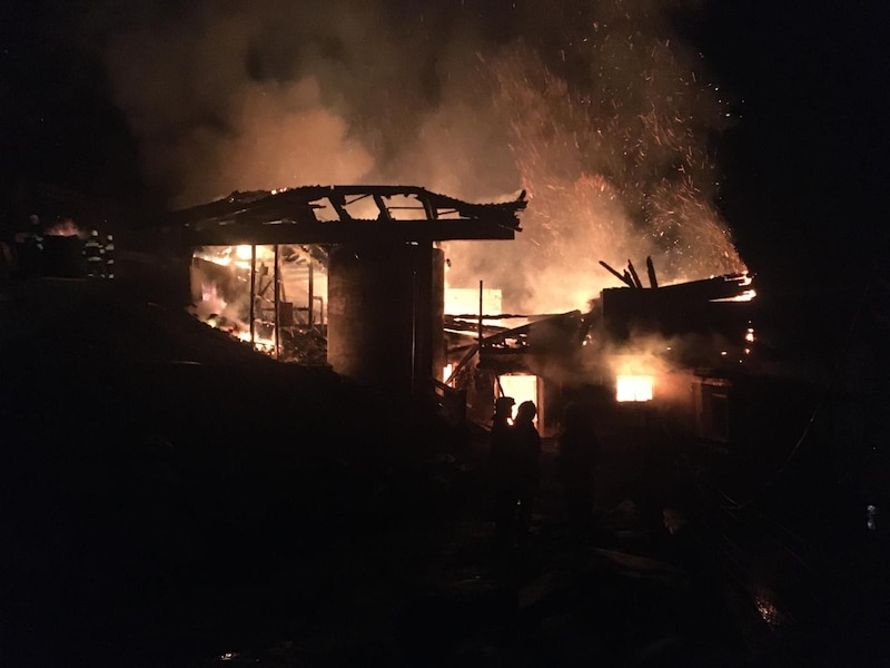 Das Wirtschaftsgebäude stand in Flammen (Bild: FF Winklern)