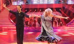 Die Jury wünschte sich von Simone Lugner zum Auftakt von „Dancing Stars“, dass sie ihre Mauern ...