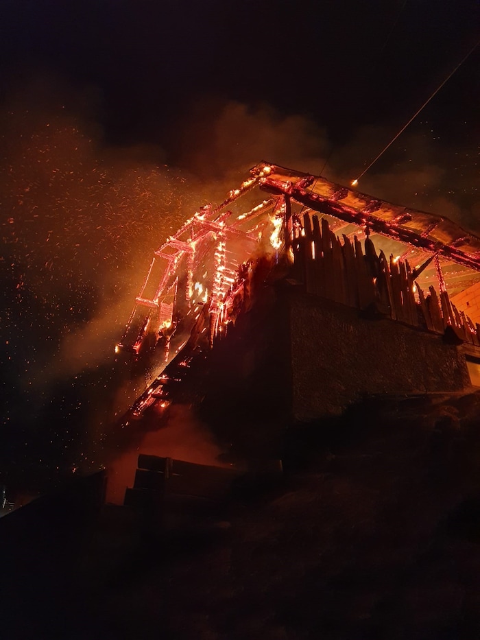 Nur noch ein Gerippe vom Gebäude, das durch Glut und Flammen leuchtete.