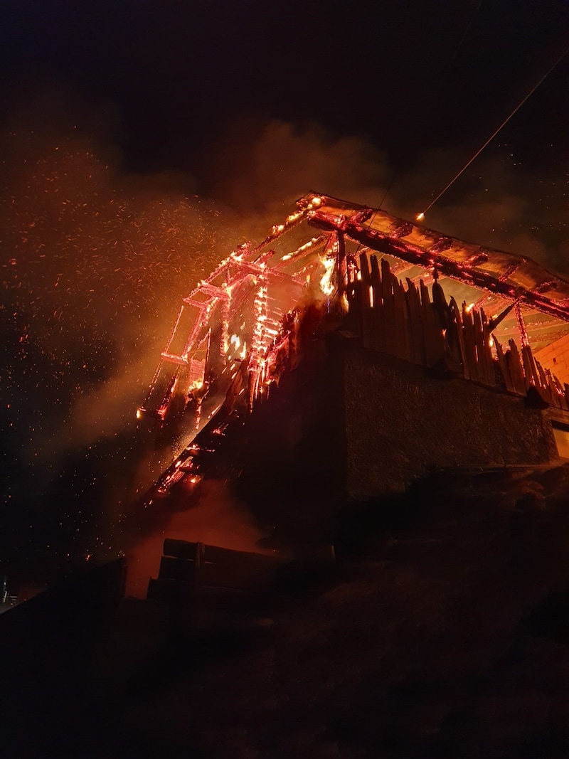 Nur noch ein Gerippe vom Gebäude, das durch Glut und Flammen leuchtete. (Bild: Stützpunkt-Feuerwehr Winklern)