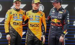 Lando Norris (Mitte) mit Oscar Piastri (li.) und Max Verstappen