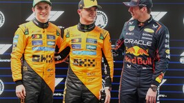 Lando Norris (Mitte) mit Oscar Piastri (li.) und Max Verstappen (Bild: AP/Scott Barbour)